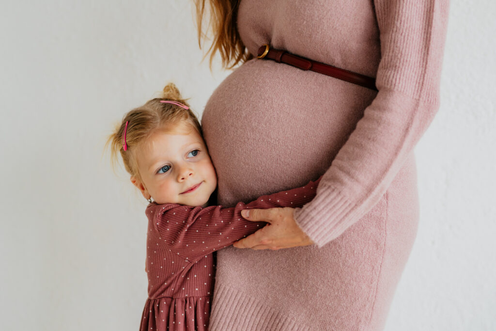 Těhotná žena s malým dítětem
