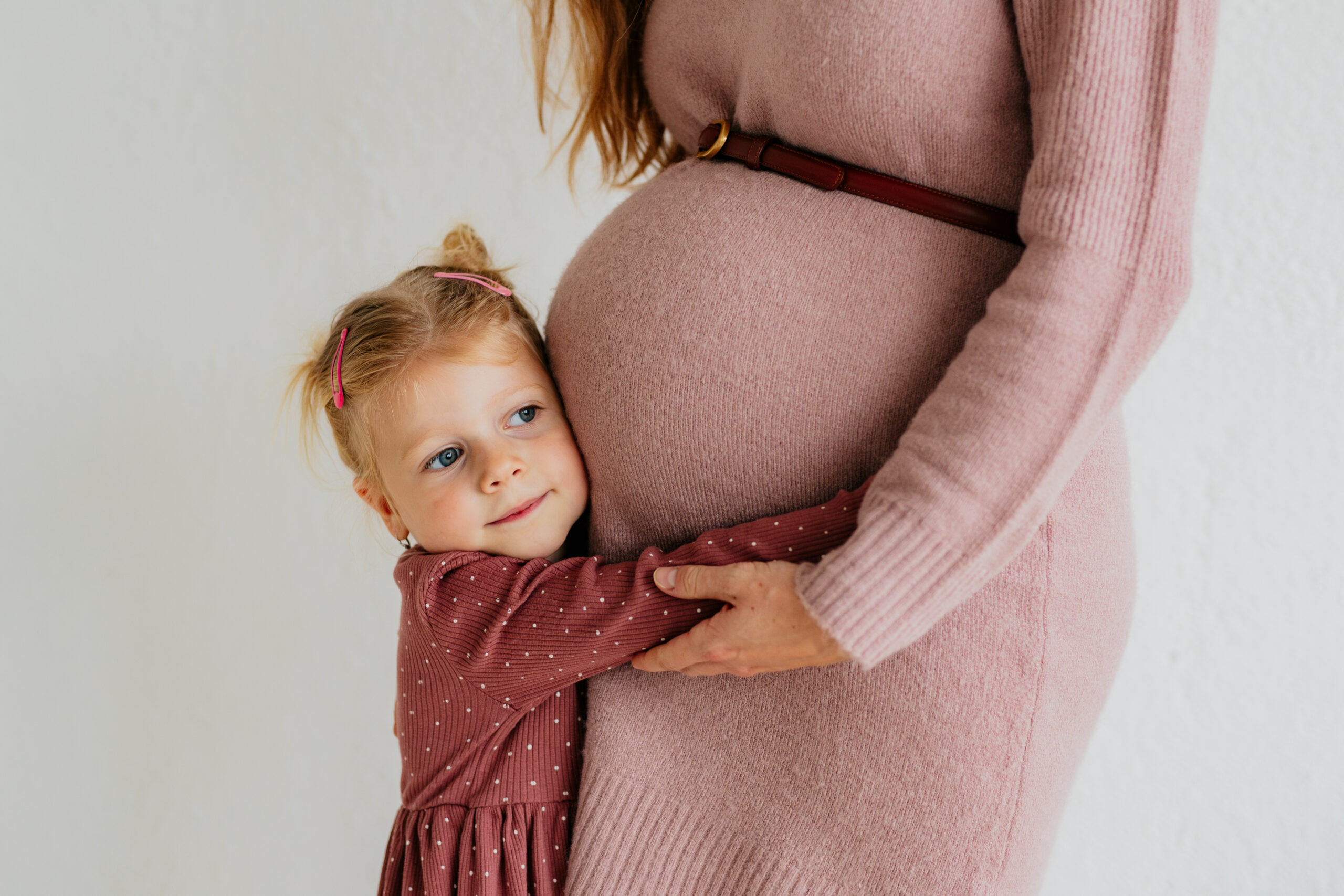 Těhotná žena s malým dítětem